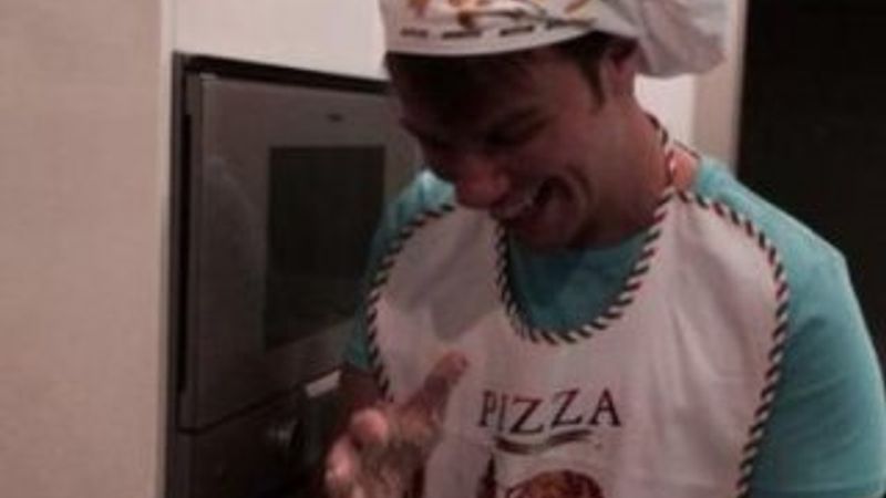 Sinan Akçıl Ebru'ya pizza yaptı