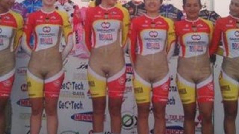 Kolombiyalı bisikletçilerden tartışma yaratan forma