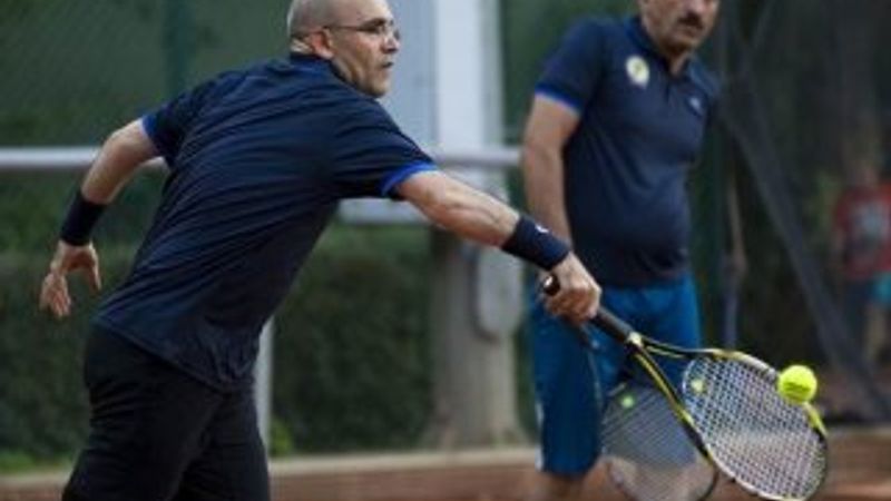 Bakan Şimşek tenis turnuvasında yarı finalde