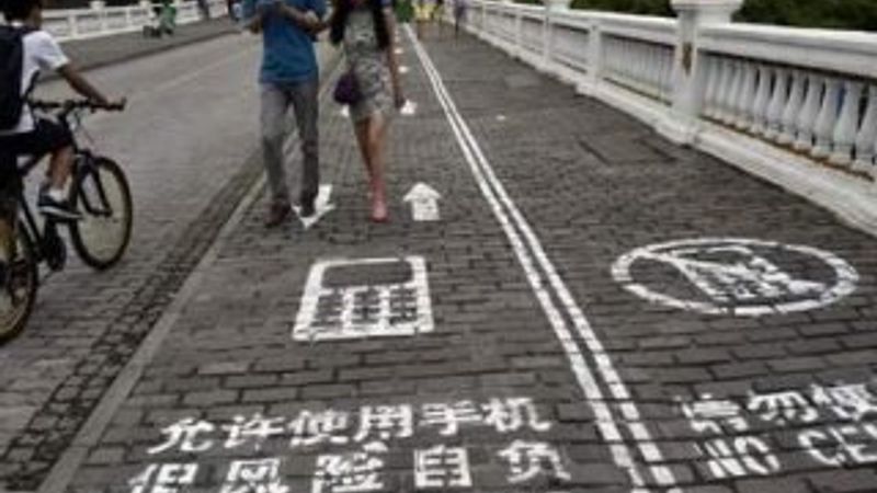Çin'de cep telefonu bağımlıları için özel yol
