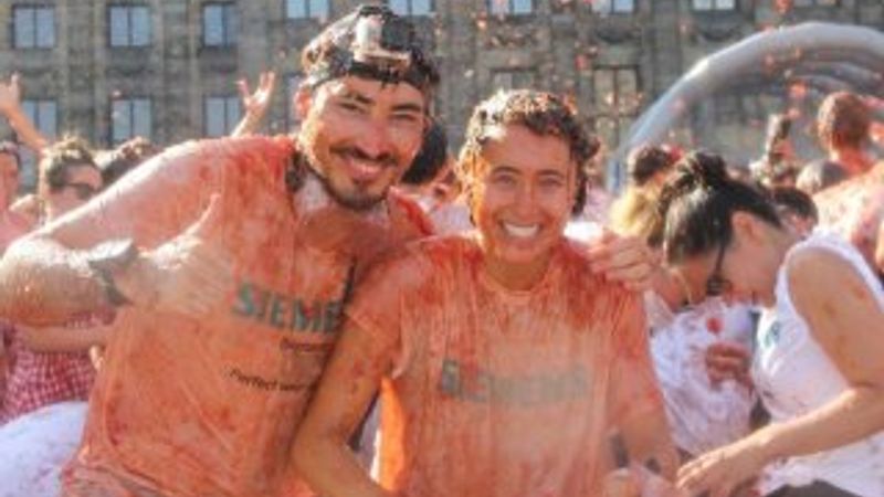 Hollanda'dan Rusya'ya domatesli protesto İZLE