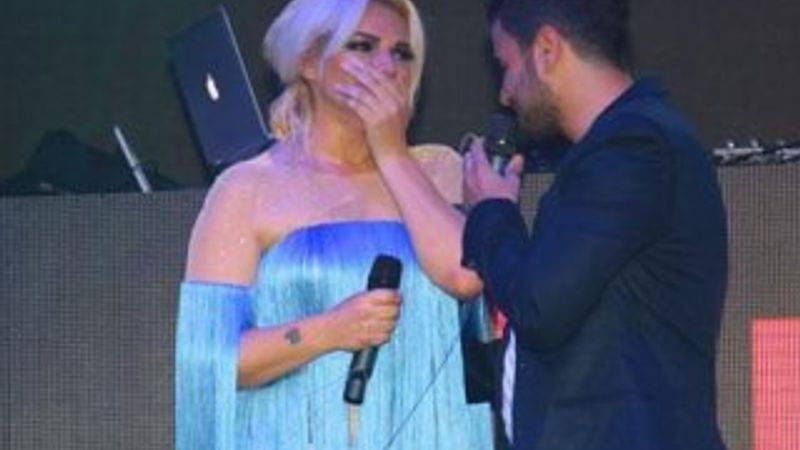 Fulden Uras'a sahnede evlenme teklifi