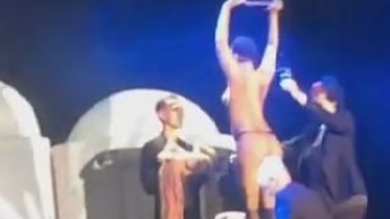 Lady Gaga İstanbul konserinde soyundu İZLE