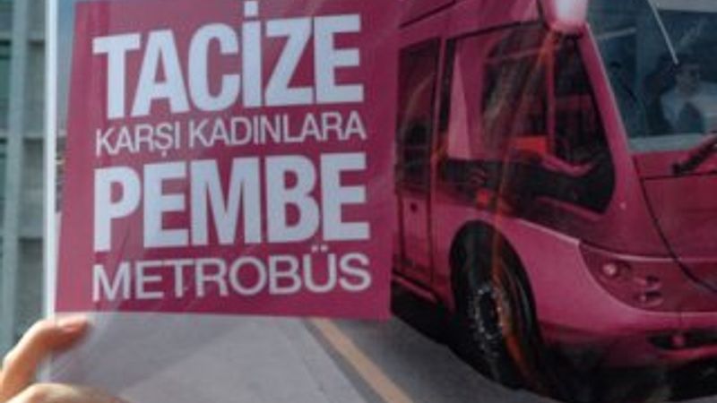 İBB önünde pembe metrobüs eylemi