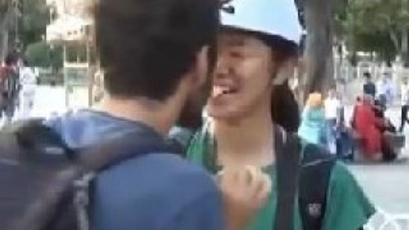 Sihirbazım diyerek kızları öpen genç -İZLE