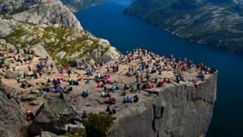 Uçurumun kenarına bırakılan bebek korkuttu