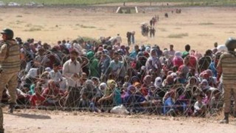 IŞİD'ten kaçan Kürtler Türkiye sınırına yığıldı