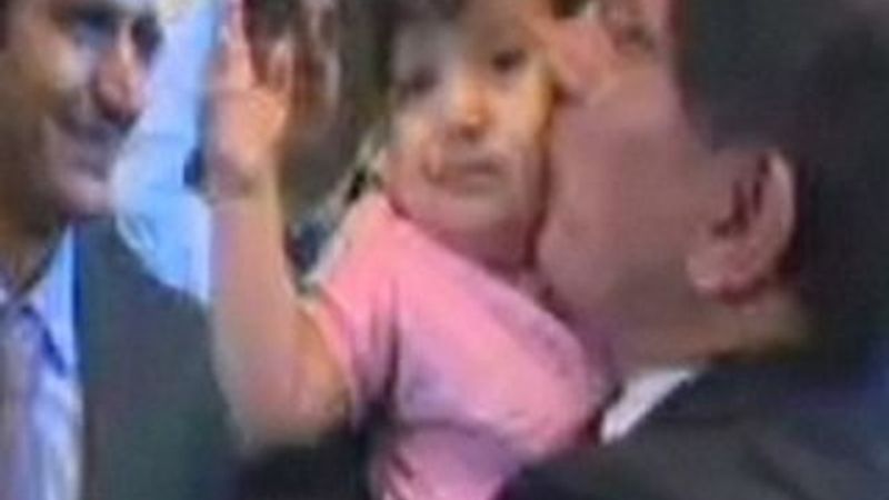 IŞİD'den kurtulan Ela bebek Davutoğlu'nun kucağında İZLE