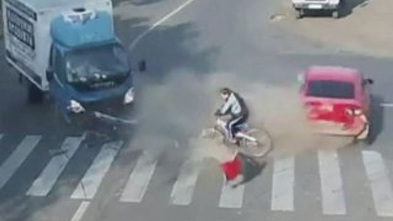 Bisikletli adam ölümden döndü İZLE