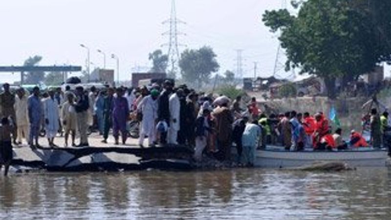 Pakistan'da seller: 346 ölü