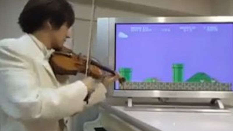 Kemanla Mario müziği çalan genç