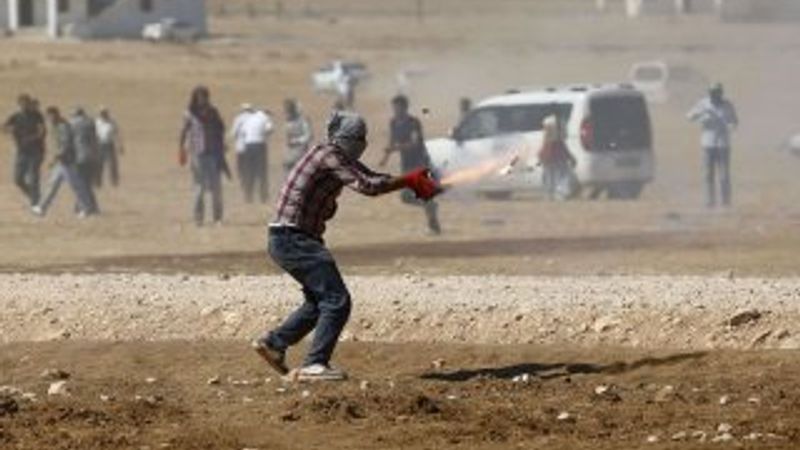 HDP'li Aysel Tuğluk Suruç'ta asker taşladı