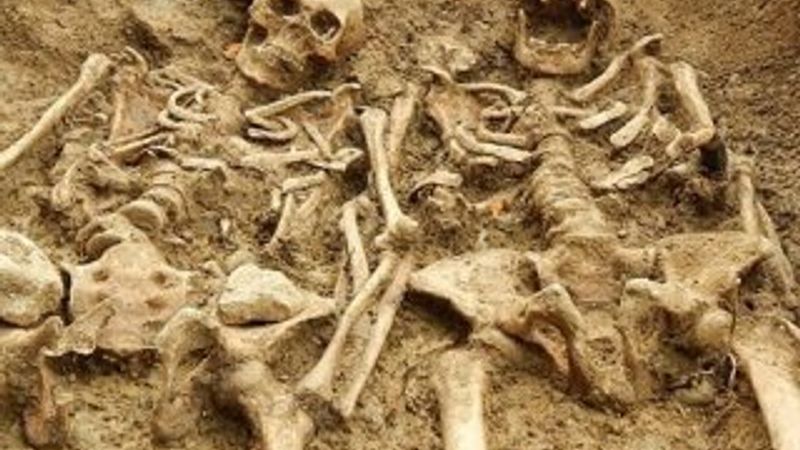 700 yıllık iskeletler el ele bulundu
