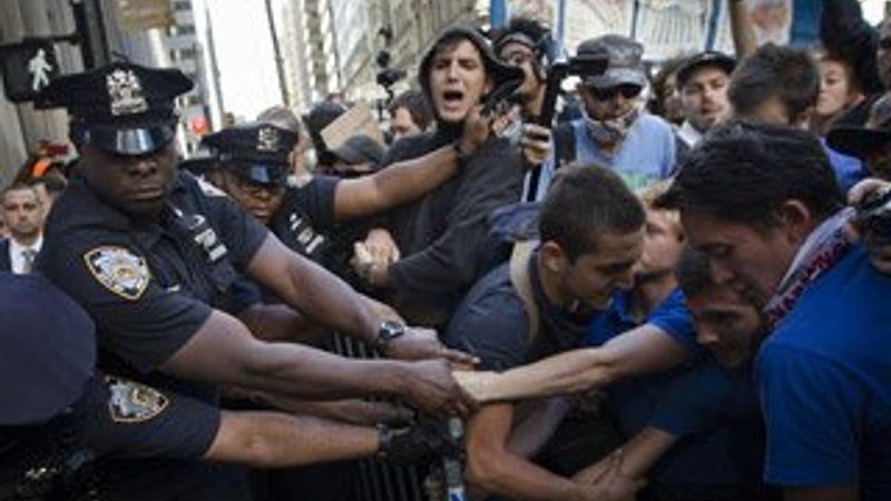 Wall Street'te çevrecilerden oturma eylermi