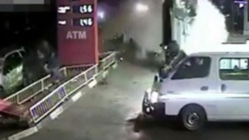 Kontrolden çıkan otomobil benzin istasyonuna daldı - İzle