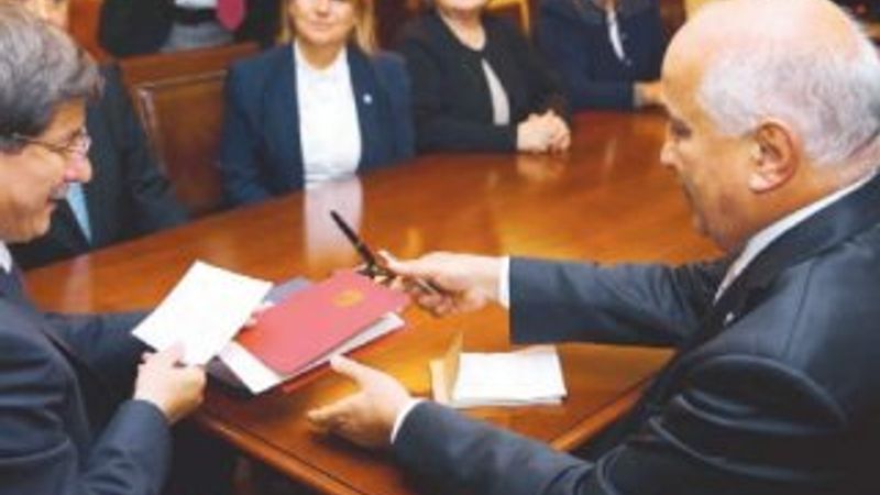 Başbakan Davutoğlu üniversitede ders verecek