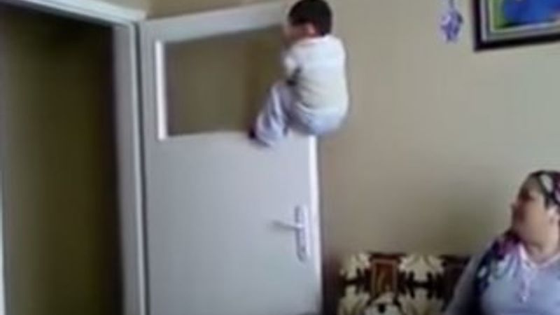 Minik örümcek adamın tehlikeli gösterisi İZLE