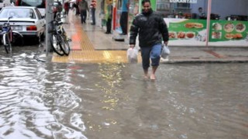 Sağanak yağış Yalova'yı göle çevirdi