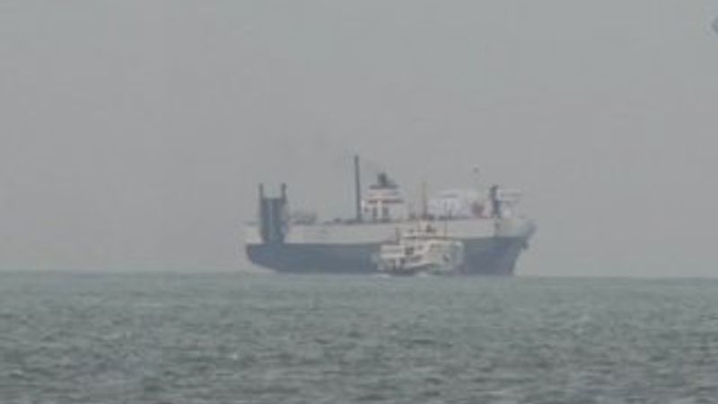 Boğaz'da arızalanan gemi vapurlara zor anlar yaşattı