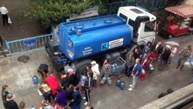 Kadıköy'de belediye tankerlerle su dağıttı