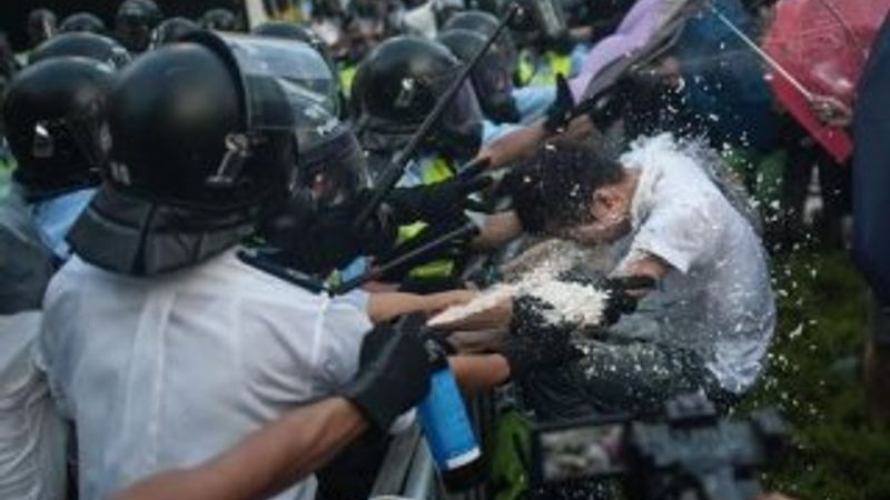 Hong Kong'da halk demokrasi için sokağa döküldü İZLE