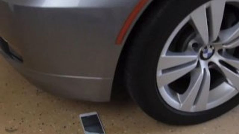 iPhone'u kutusundan çıkarıp arabayla ezdi