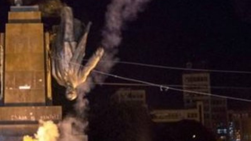 Ukrayna'da dev Lenin heykeli yıkıldı