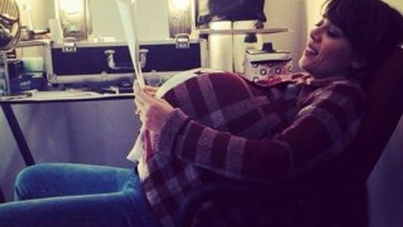 Demet Evgar'dan hamile pozu