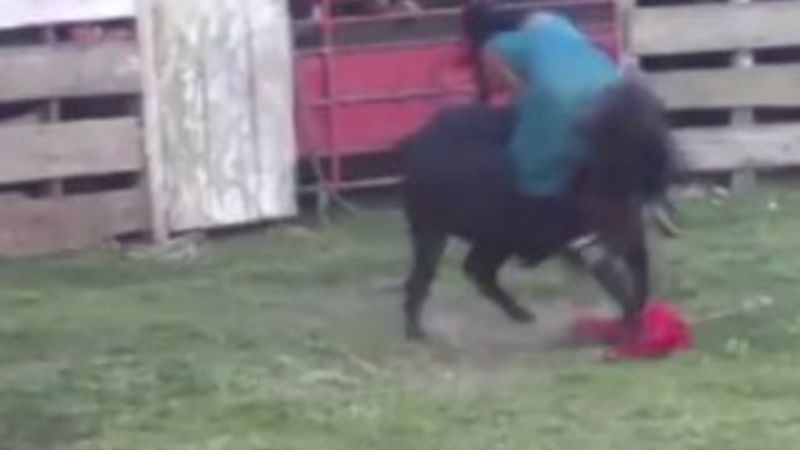 Kadın rodeocu izleyenleri hayrete düşürdü İZLE