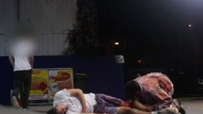 İnsan yiyen zombi şakası - İzle