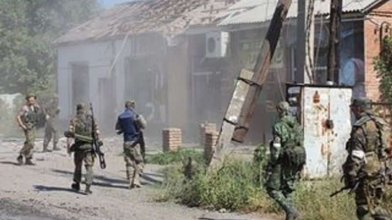 Ukrayna'da okul bahçesine roket düştü