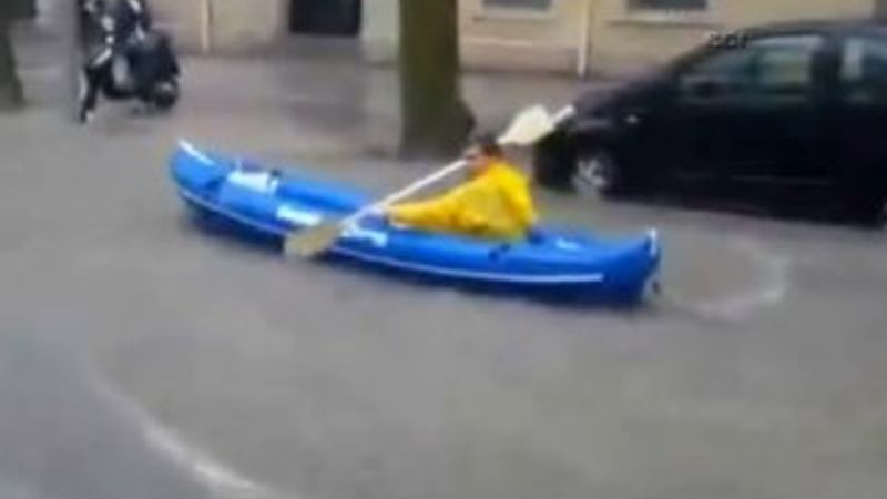 Fransızların caddede kano keyfi İZLE