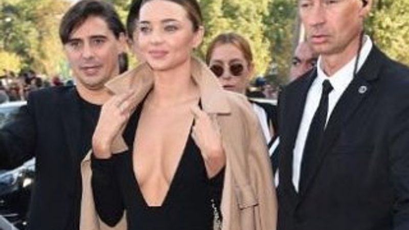 Miranda Kerr'den derin dekolte