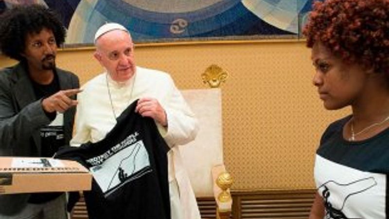 Papa Francis'e anlamlı tişört