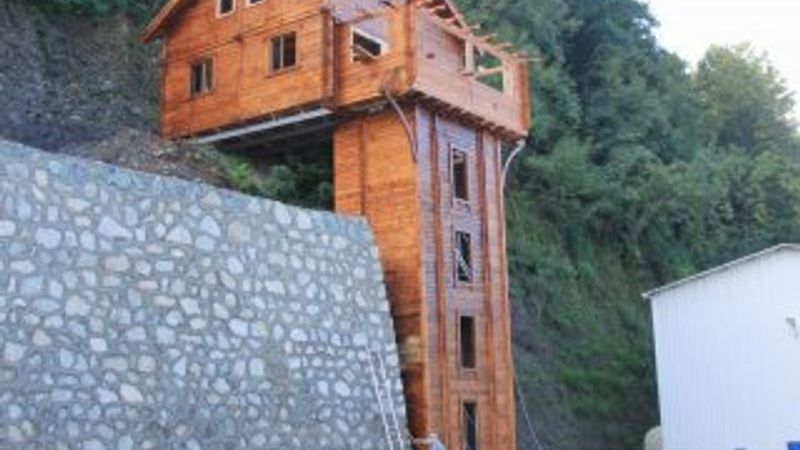 Rize'de dik yamacın kenarına 2 katlı ev yapıldı