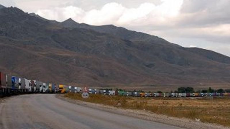 Yüzlerce Türk şoför İran sınırında mahsur kaldı