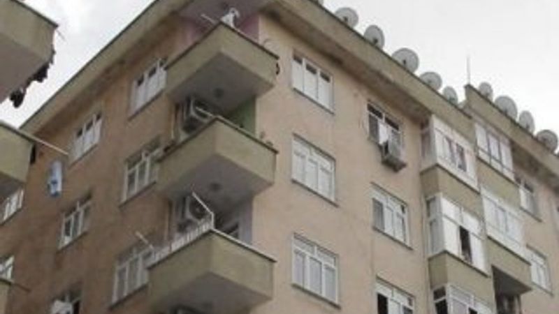 Diyarbakır'da bir keçi 5 katlı binanın çatısından atladı