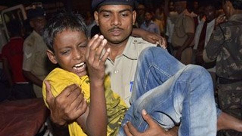 Hindistan'da bayram izdihamı: 32 ölü