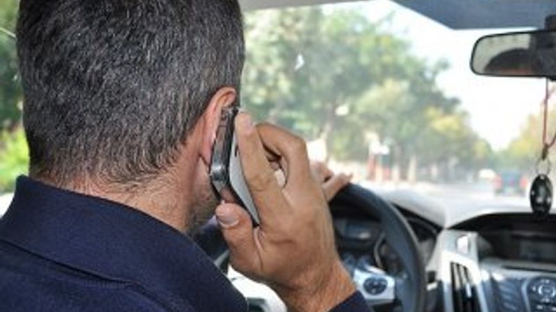 Direksiyonda cep telefonu beyni yavaşlatıyor