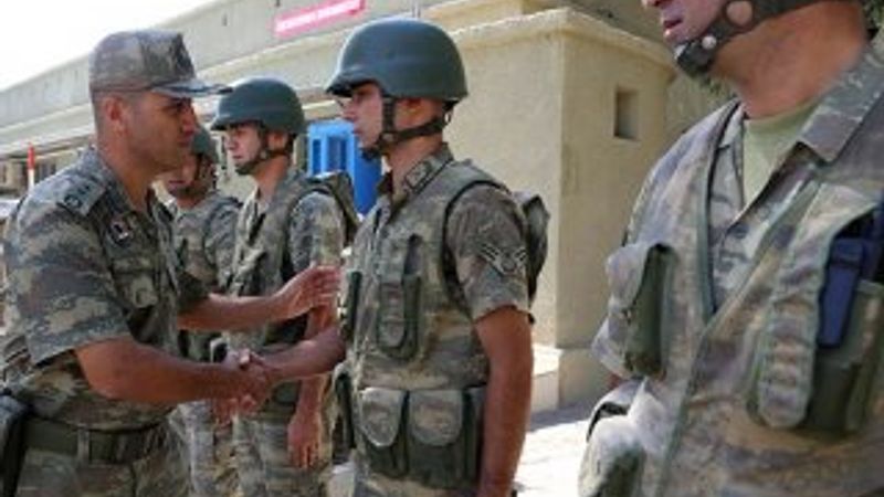 Suriye sınırında askerler bayramlaştı