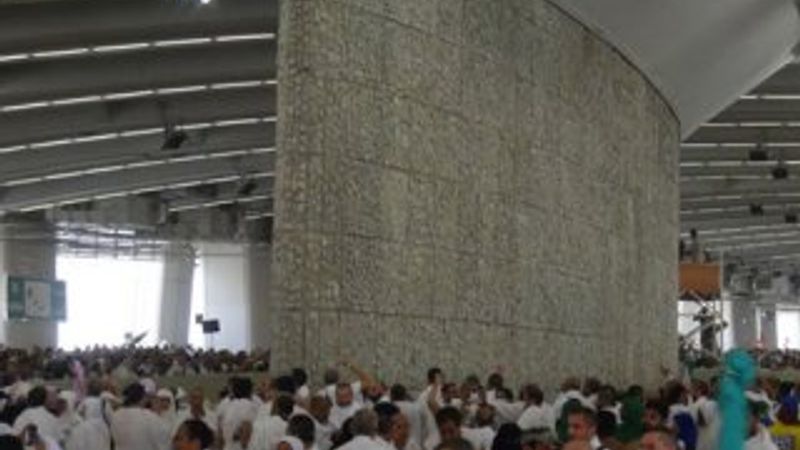 Milyonlarca hacı Mina'da şeytan taşladı
