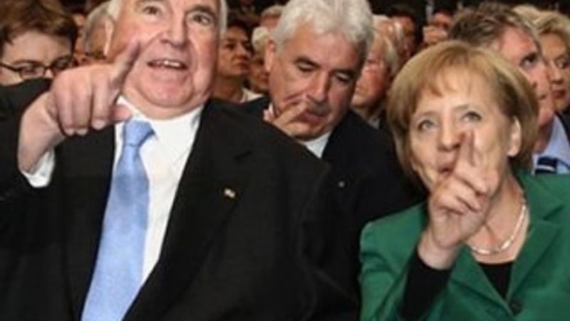 Helmut Kohl: Merkel çatal kaşık kullanmayı bilmezdi