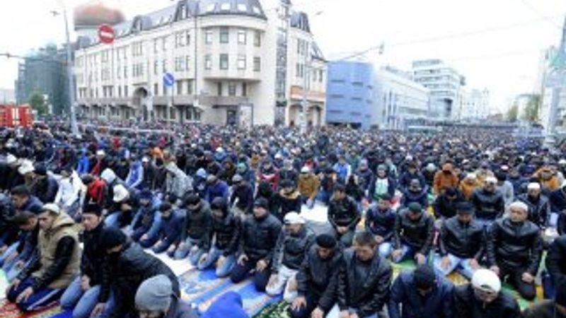 Moskova'da polis gözetiminde namaz