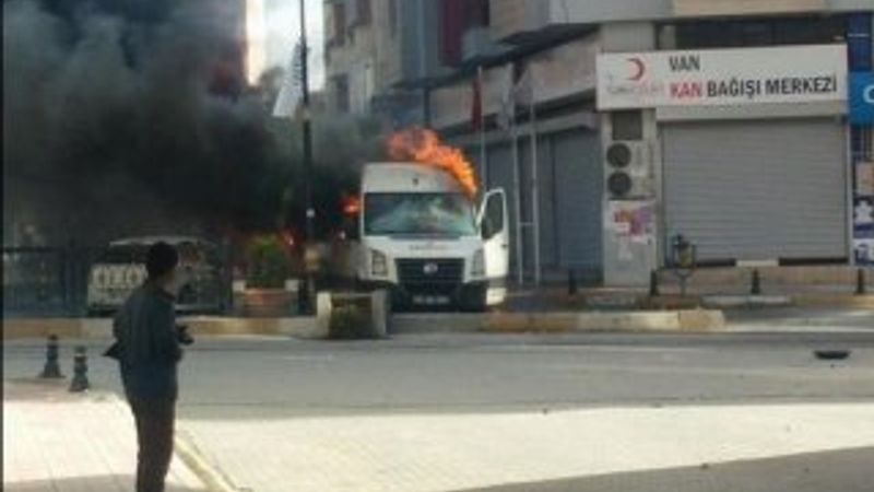 Van'da Kızılay araçlarını yaktılar