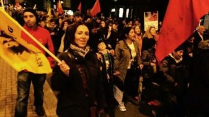 İngiltere'de taşsız molotofsuz Kobani eylemi