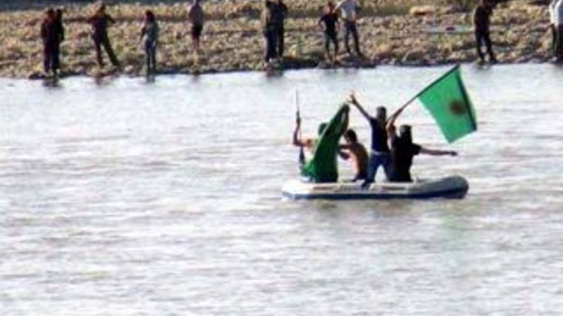 Silopi'de göstericiler botlarla sınırı aşıp savaşa gitti