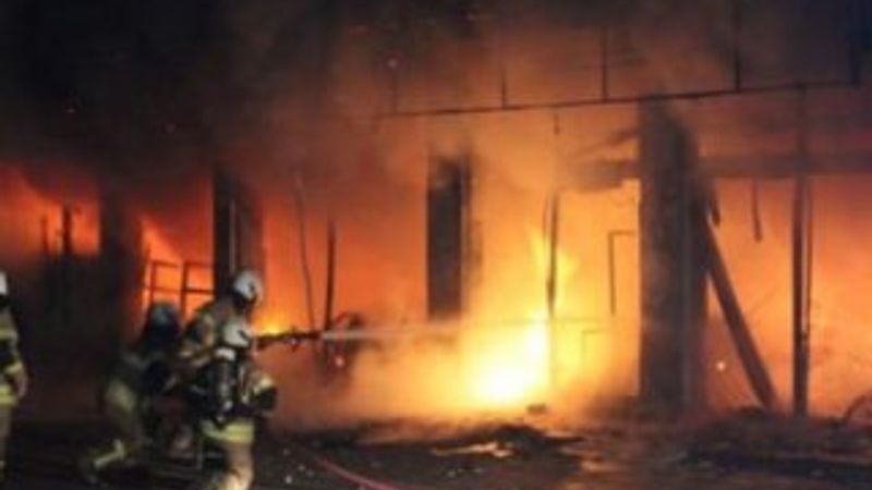 İzmir'de içinde müşteri olan marketi yaktılar