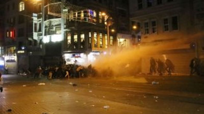 Taksim'e yürümek isteyen gruba polis müdahalesi