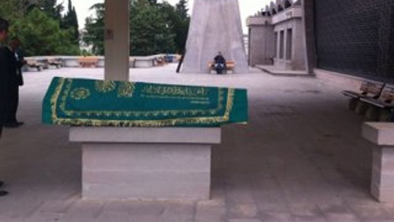 Anne Garipoğlu cenazede gizli gizli ağladı