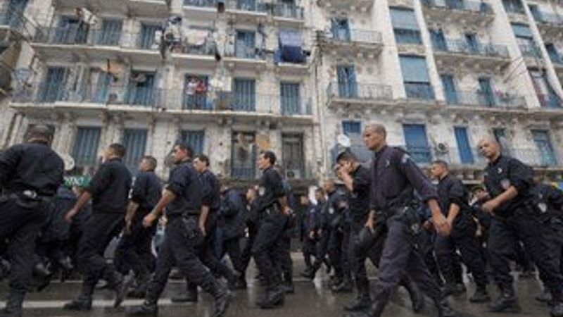 Cezayir polisinden sessiz yürüyüş